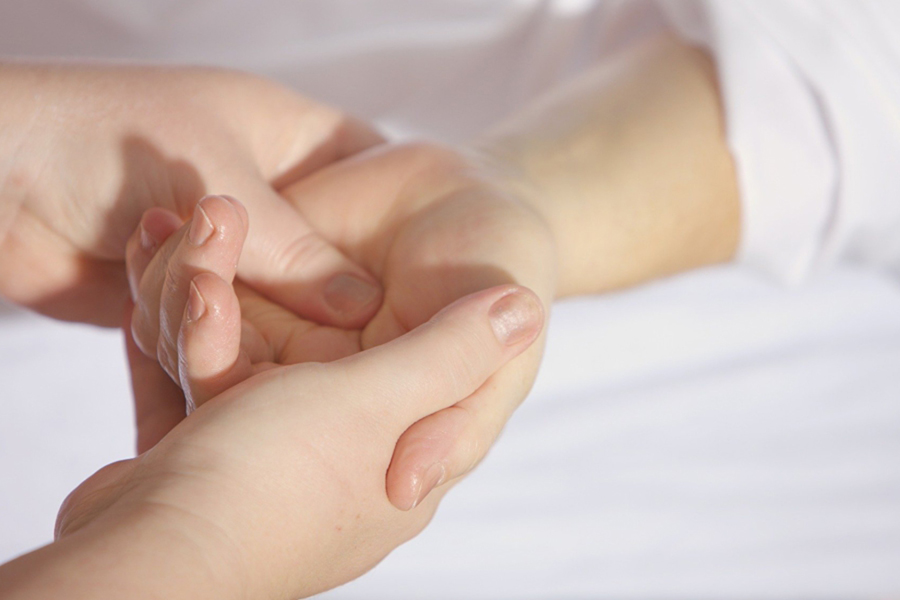 Image d'en-tête de l'article Je Réalise " L'empathie sans compatir ", sur laquelle l'on voit deux mains en tenir une autre, en lui massant la paume.