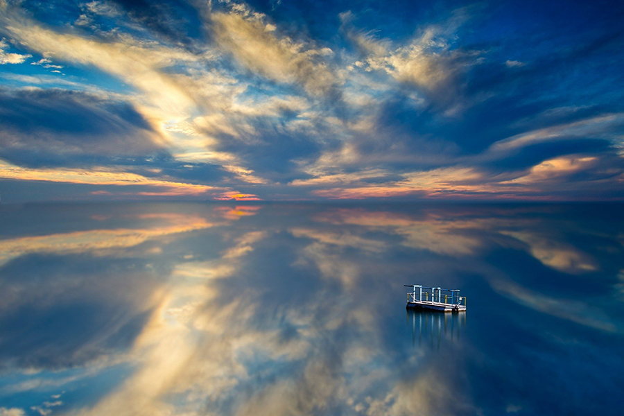 Image d'en-tête de l'article Je Réalise " Stop au stress #3 Les bons réflexes ", sur laquelle l'on voit la mer calme, avec un plongeoir, rejoignant le ciel.